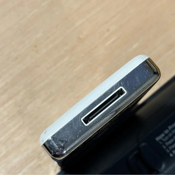 Apple iPod Classic Model-A1059 20GB BROKEN White Bad Battery “Parts/Repair” Read - Picture 4 of 10